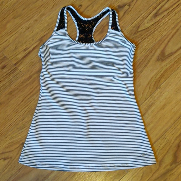 O'Neill Tops - EUC O'Neill lace back tank top with built-in bra